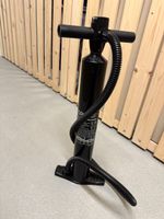 SP70 SUP-Handpumpe mit Manometer, schwarz