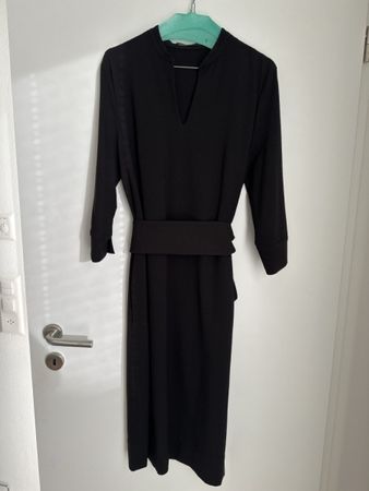 Elegantes schwarzes Windsor Kleid mit Gürtel, Grösse 36