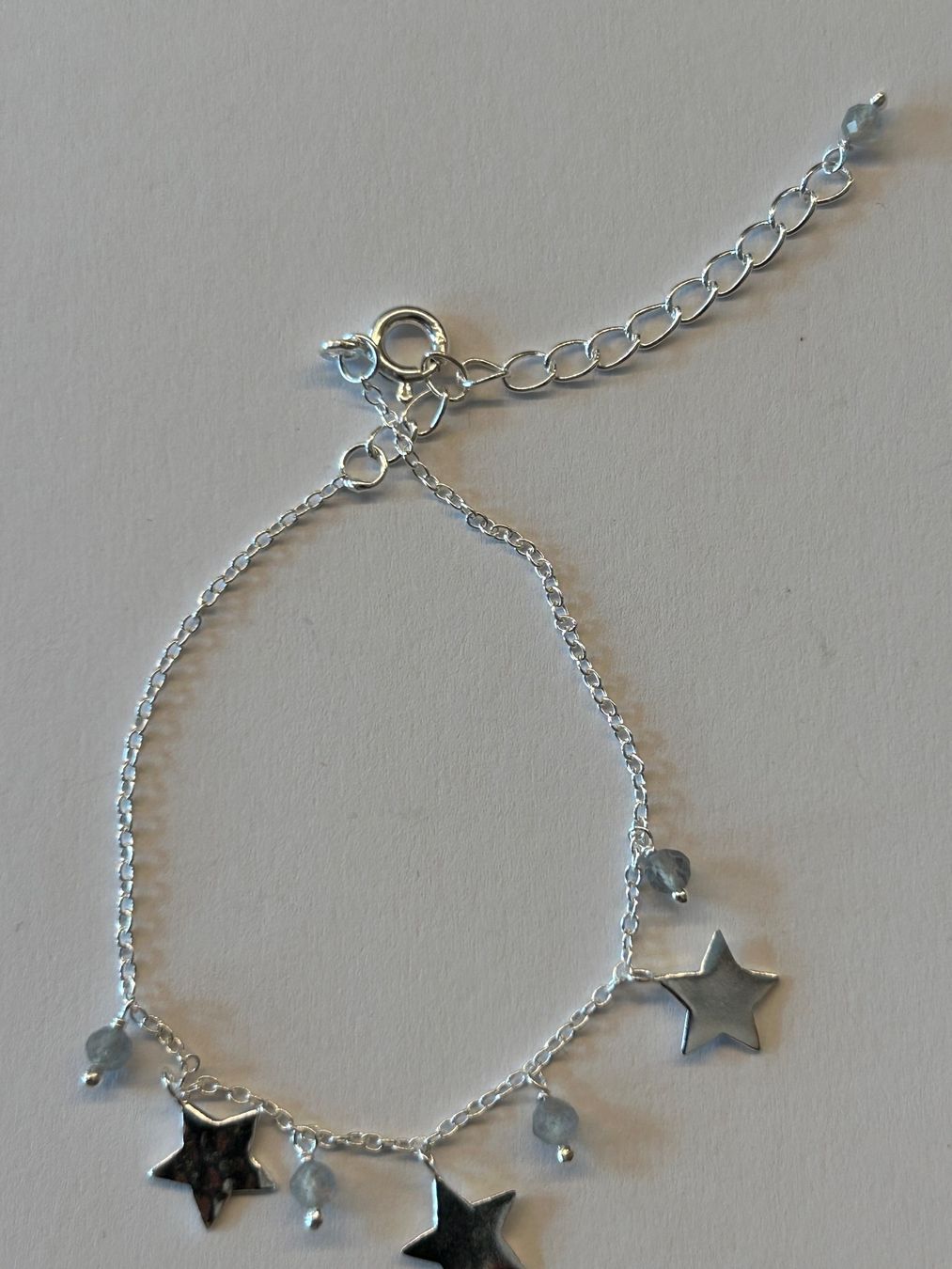 Armbänder & -reifen: Armband aus Sterling Silber & facettiertem Labradorit silber – Neu und originalverpackt aus Innertkirchen von Glatthard-Interior