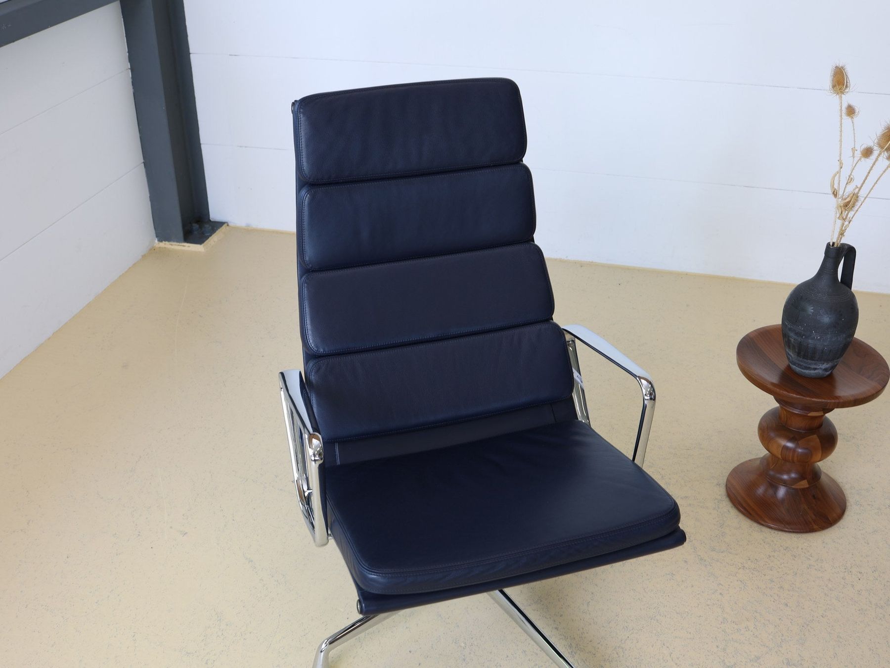 Vitra Poltrone: Vitra EA 222 Soft Pad Sessel | Dunkelblau Leder – Usato da Meinisberg venduto da atelier_TILIJA 1