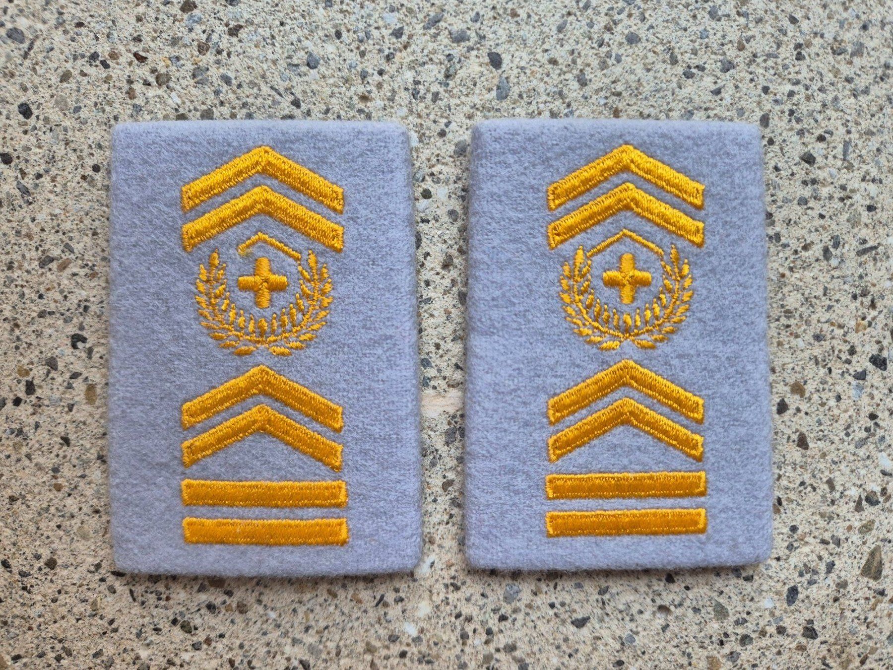 Schweizer Armee Placchette & Badge: Gradabzeichen Patten Set Chefadjutant Übermittlungstruppen – Nuovo e nell'imballaggio originale da Riedholz venduto da fr_sIruP