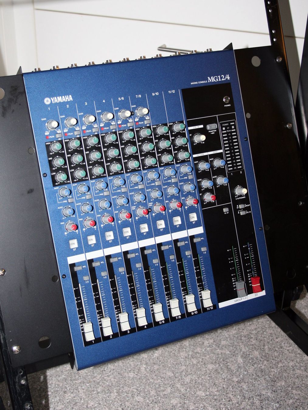 Yamaha Console di mixaggio: Yamaha MG 12/4 mit Roll-Rack – Usato da Münchenbuchsee venduto da Chaoo 2