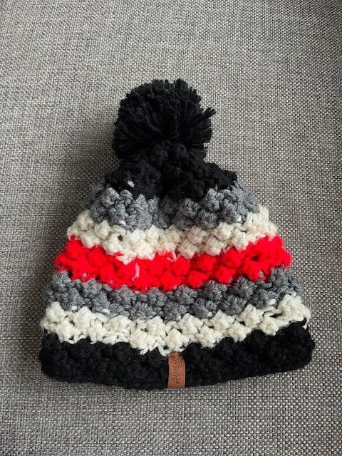 Copricapi, berretti & cappellini: Warme Wintermütze mit Bommel von Protest   Grösse: M  / 57 – Usato da Hohenrain venduto da Kiendan