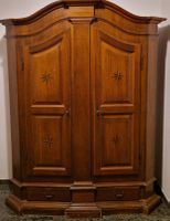 Antiker Schrank aus Holz mit Intarsien gebrauchter Zustand