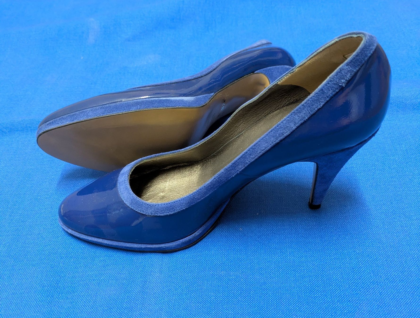 Scarpe da donna: Blaue Pumps glänzend Gr. 38 – Nuovo (secondo la descrizione) da Zetzwil venduto da Stritzi