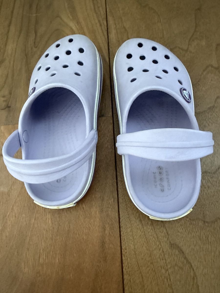 Crocs Chaussures garçon: Süsse Schuhe von Crocs – D'occasion à Au SG par Sukirl 1