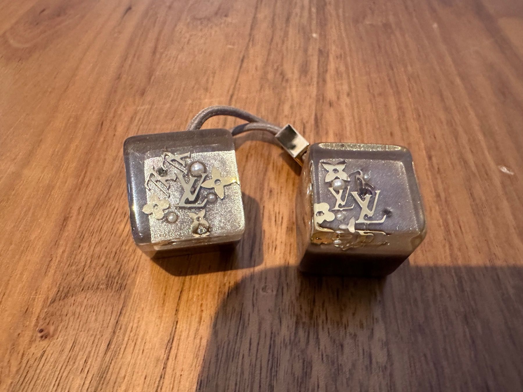 Louis Vuitton Accessori per capelli: Louis Vuitton Haircubes – Usato da Hittnau venduto da LuxAndMore 1