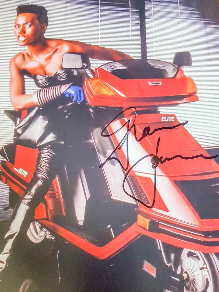 Autogramme: Grace Jones - Autogram auf Foto – Gebraucht aus Kaisten von Simpsons4
