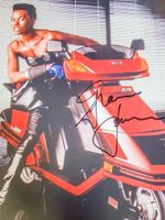 Grace Jones - Autogram auf Foto
