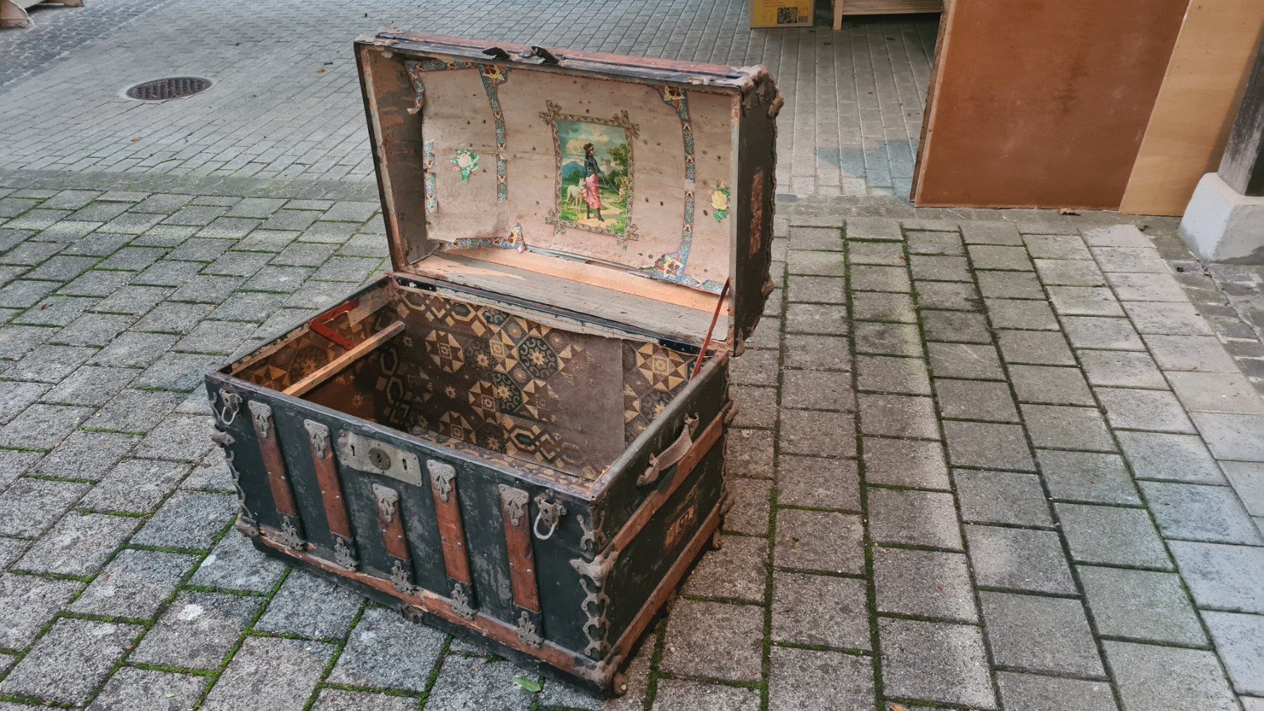 Coffres: grosse antike Reisetruhe – D'occasion à Hugelshofen par mattverkauf 1