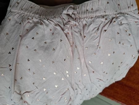 Süsse Sommerhose in Altrosa mit Gold Herzen, Grösse 110