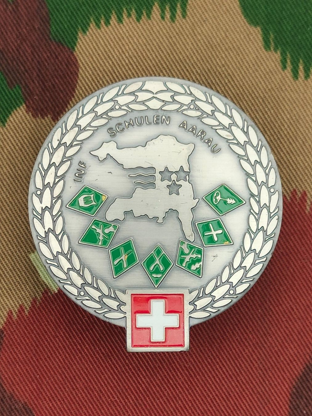 Schweizer Armee Placchette & Badge: Béretemblem Infanterieschulen Aarau – Usato da Bauma venduto da SwissMilitaria