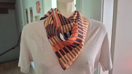 Foulard 100% soie CLOSED 65/65 cm.