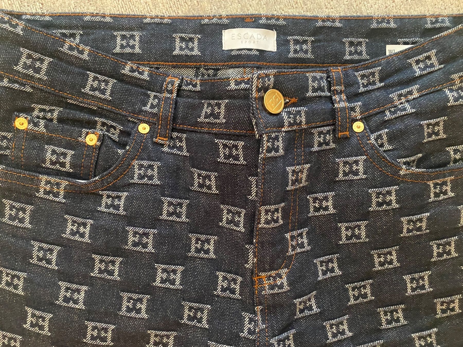 Escada Jeans: Escada Monogramm Jeans Gr 36 – Usato da Baar venduto da egl_q6qy 2
