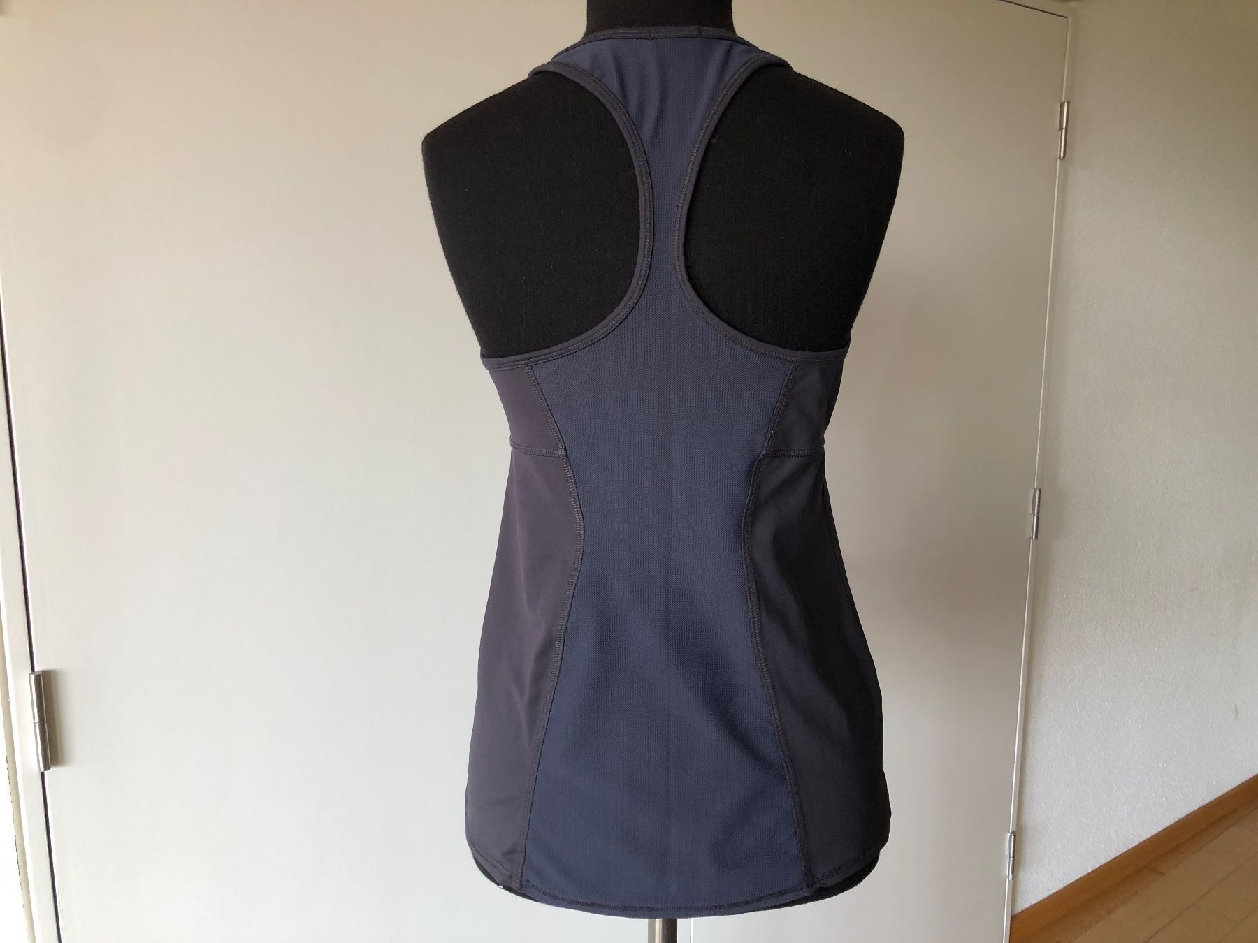 Oysho Tops: OYSHO Sportstop. Anthrazitgrau. Gr L. – Gebraucht aus Bern von Etzy 2