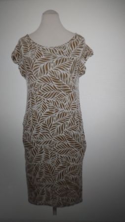 Bequemes sportlich femimines Sommerkleid von Cartoon