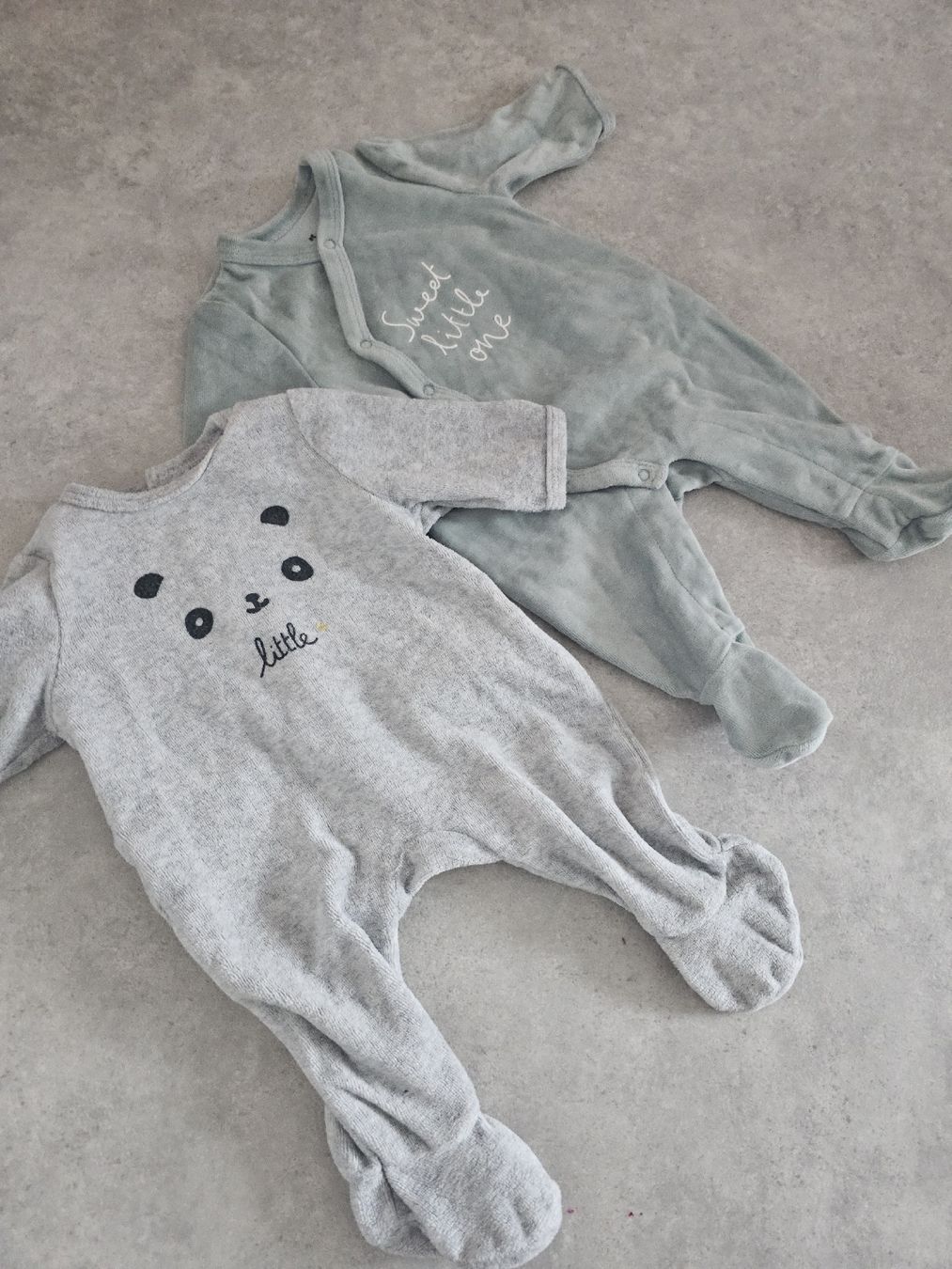 Lotti & Set di vestiti: Lot de 2 pyjamas bébé 0-3 mois – Usato da Sornetan venduto da T.a333