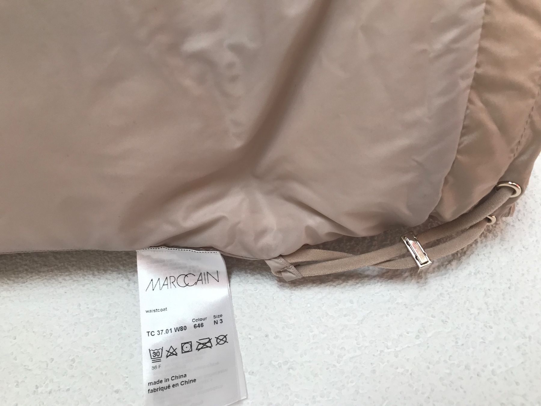 Marc Cain Gilet & Giacche senza maniche: Marc Cain Daunenweste, GoldBeige/hellcamel/warm stone, Gr. 3 – Usato da Niederteufen venduto da mix18 5