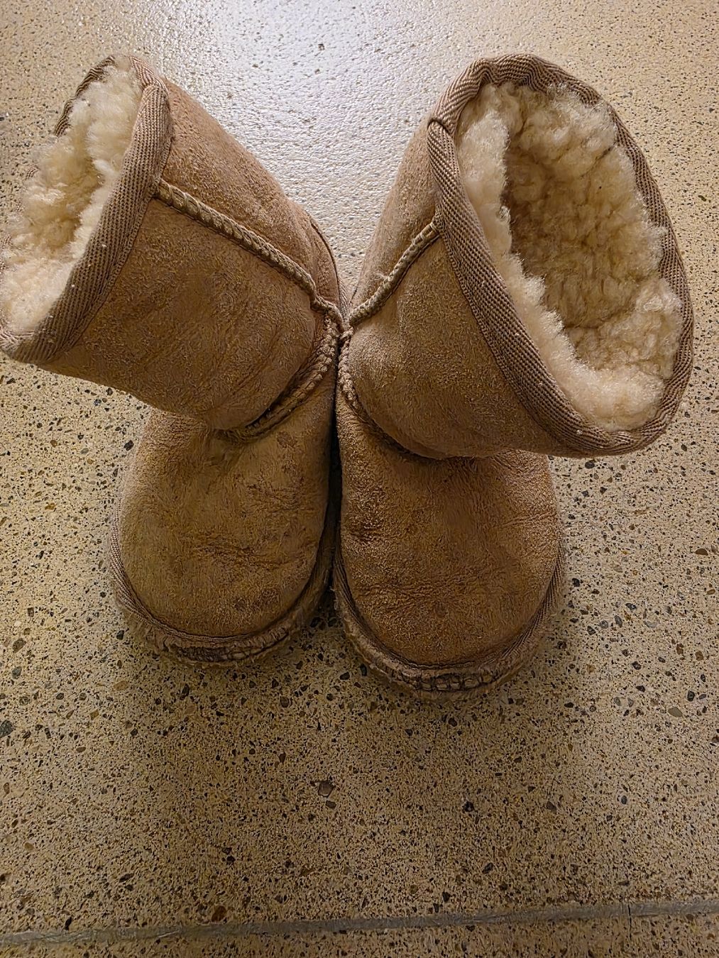Ugg Herrenschuhe: UGG Winterstiefel Grösse 23.5 – Gebraucht aus Zürich von Allek