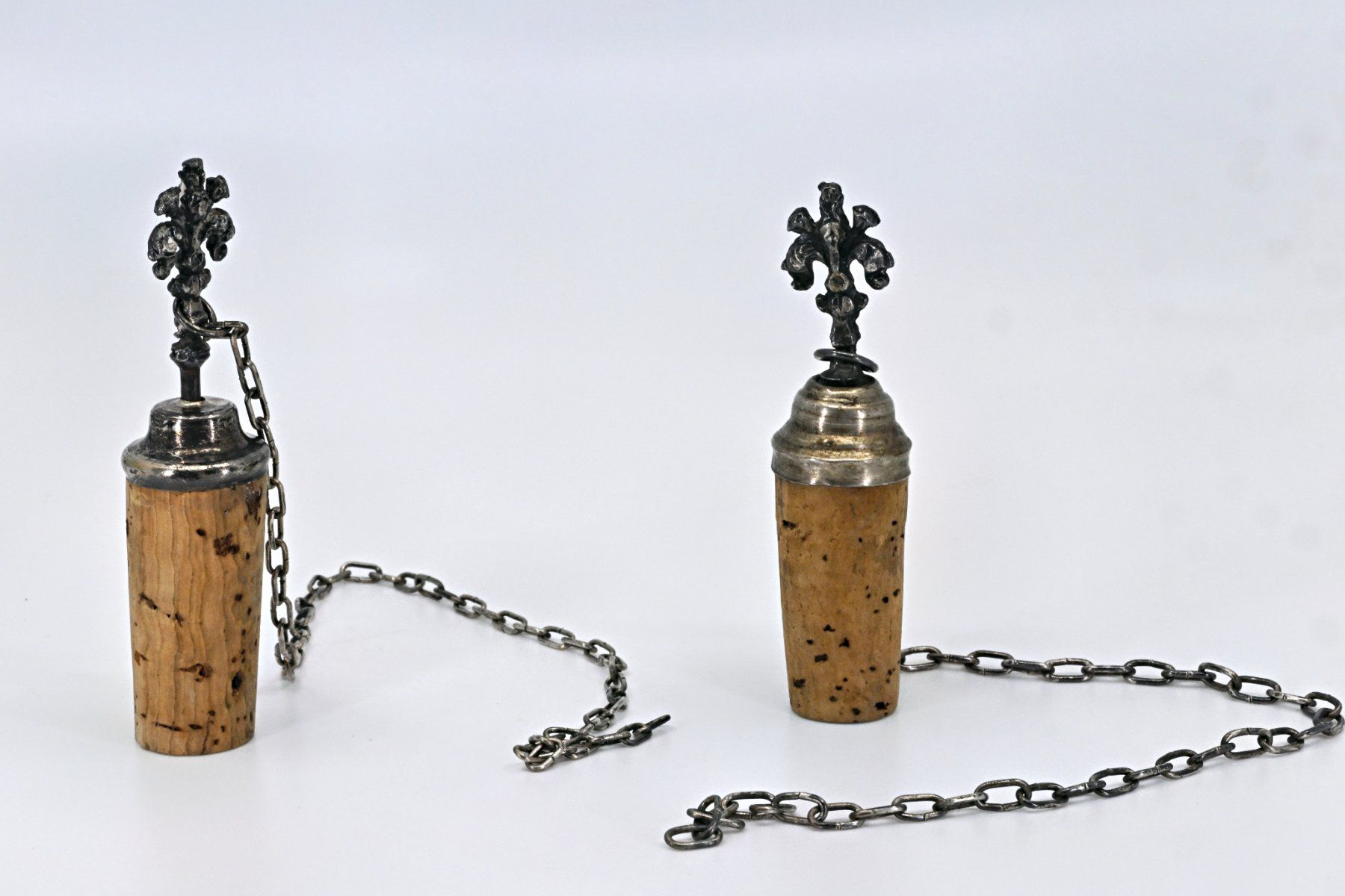 Apribottiglie & Tappi per chiusura: 2 Antike Korken Weinverschluss mit Kette – Usato da Zürich venduto da hansUeli99 1