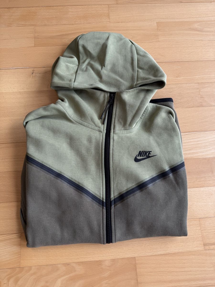 Nike Pullover & Sweatshirts: Nike Tech Sweat zippé vert sauge – Gebraucht aus Fontainemelon von erin.blm