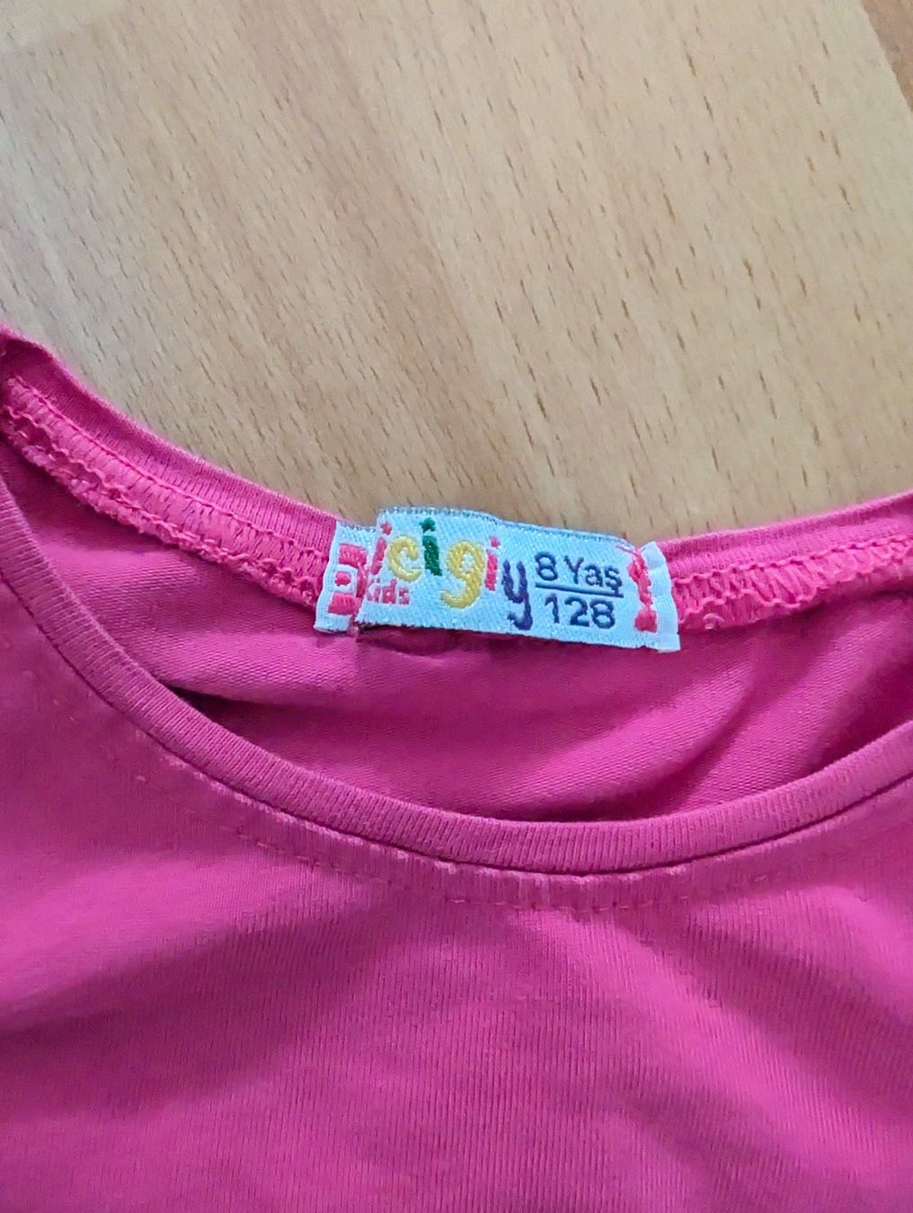 Blusen, T-Shirts & Tops: Mädchen T-Shirt – Gebraucht aus Buchs ZH von nudle10 1
