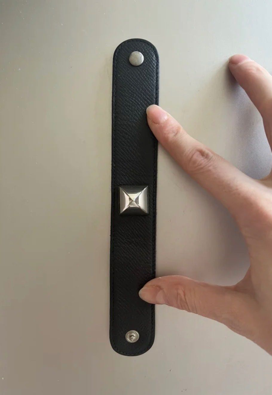 Hermès Bracciali & Braccialetti: Bracelet cuir noir clous argent Hermès – Usato da Genève venduto da sha_l8z6 2