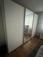 Kleiderschrank Weiss mit silbernen Griffen – Sehr guter Zust