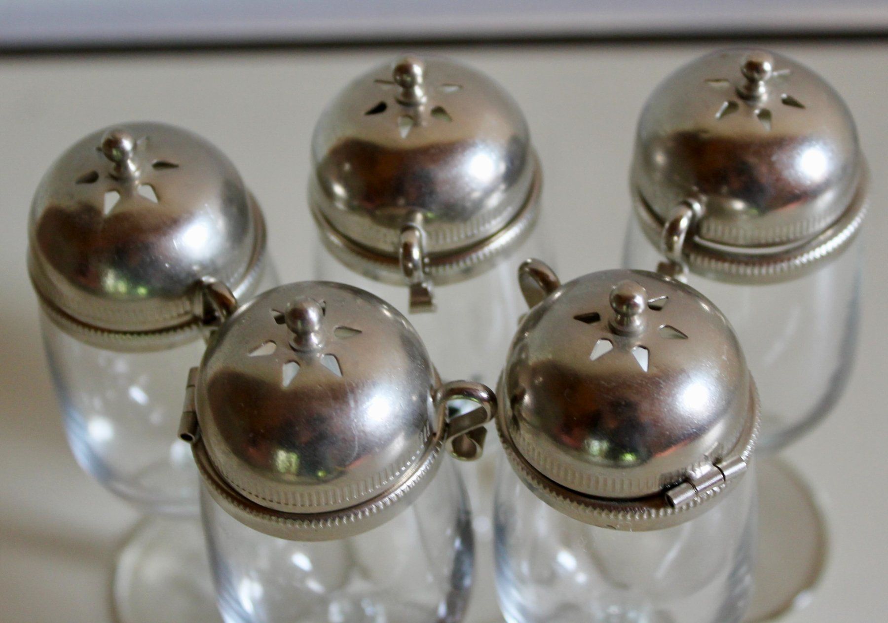 Bicchieri: 5 hübsche APPENZELLER Shot-Gläschen mit Deckel – Usato da Kirchlindach venduto da hekilida 1