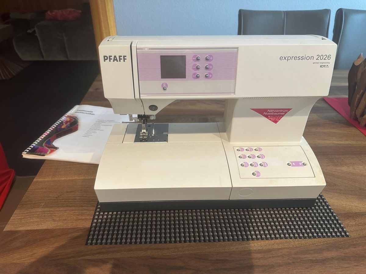 Macchine da cucire: PFAFF Expression 2026 Nähmaschine mit IDT-System – Usato da Rothrist venduto da Bahoz46
