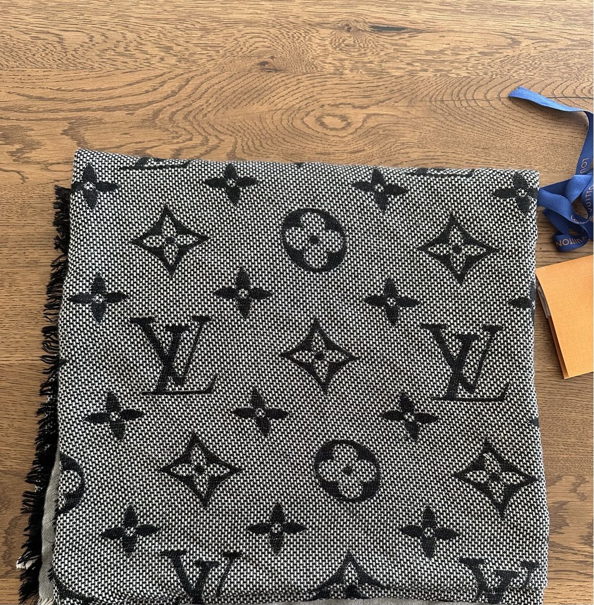 Louis Vuitton Foulard & Sciarpe: Schal der Marke Louis Vuitton m. Originalverpackung – Nuovo (secondo la descrizione) da Wangs venduto da MelaSe22 3