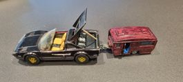 Modellauto Ferrari 308 GTS mit Wohnwagen