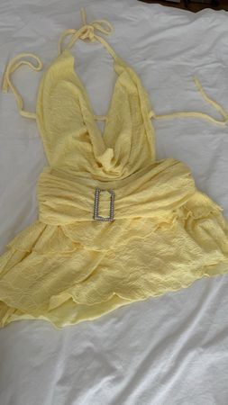 Sommerkleid gelb mit Schnalle Grösse M neuwertig