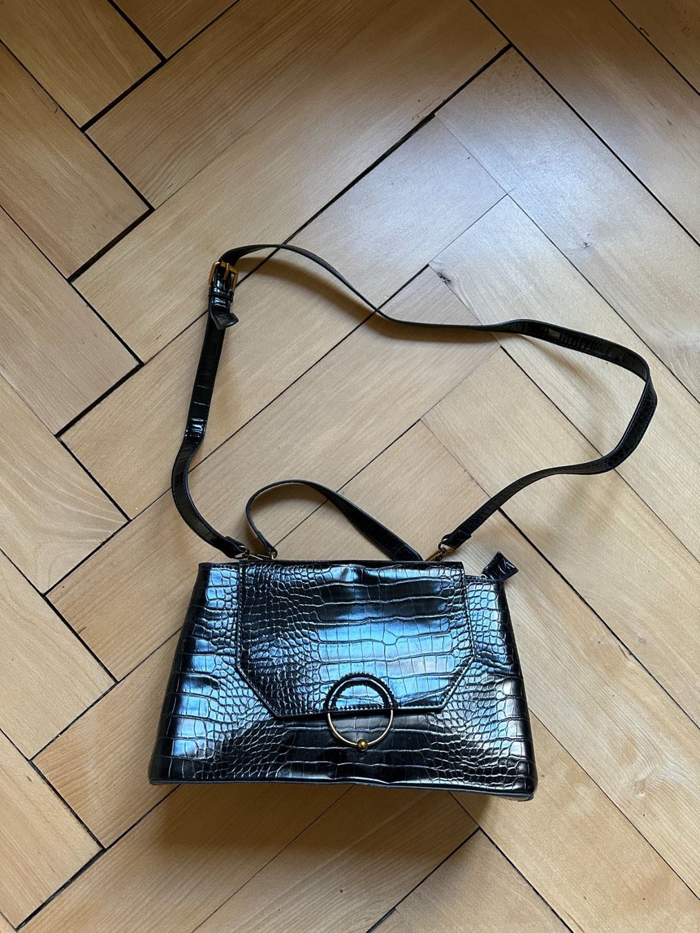 Asos Taschen für Damen: ASOS - Kroko Lack Umhängetasche schwarz – Gebraucht aus Zürich von Diazaio