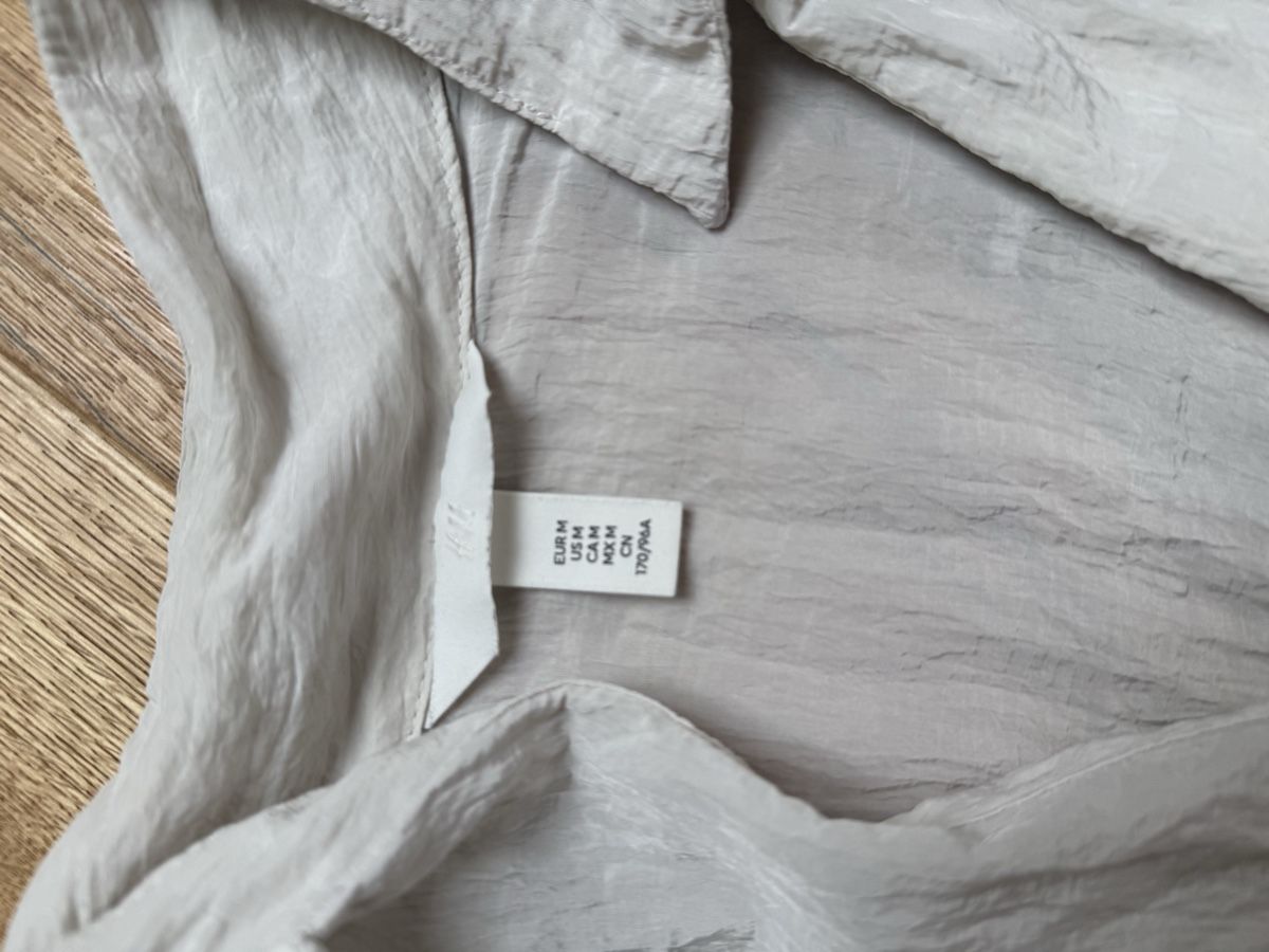 H&M Chemisiers: H&M Bluse beigefarben mit Bindedetail Grösse M  – D'occasion à Hüttwilen par sar_8gj7 1