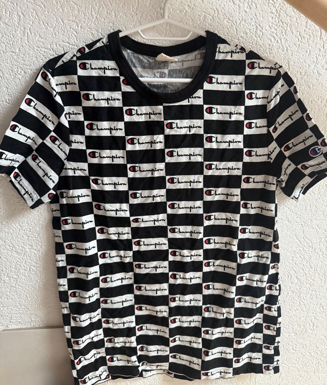 Champion T-shirt: T-shirt Champion – Usato da Fribourg venduto da tania1324