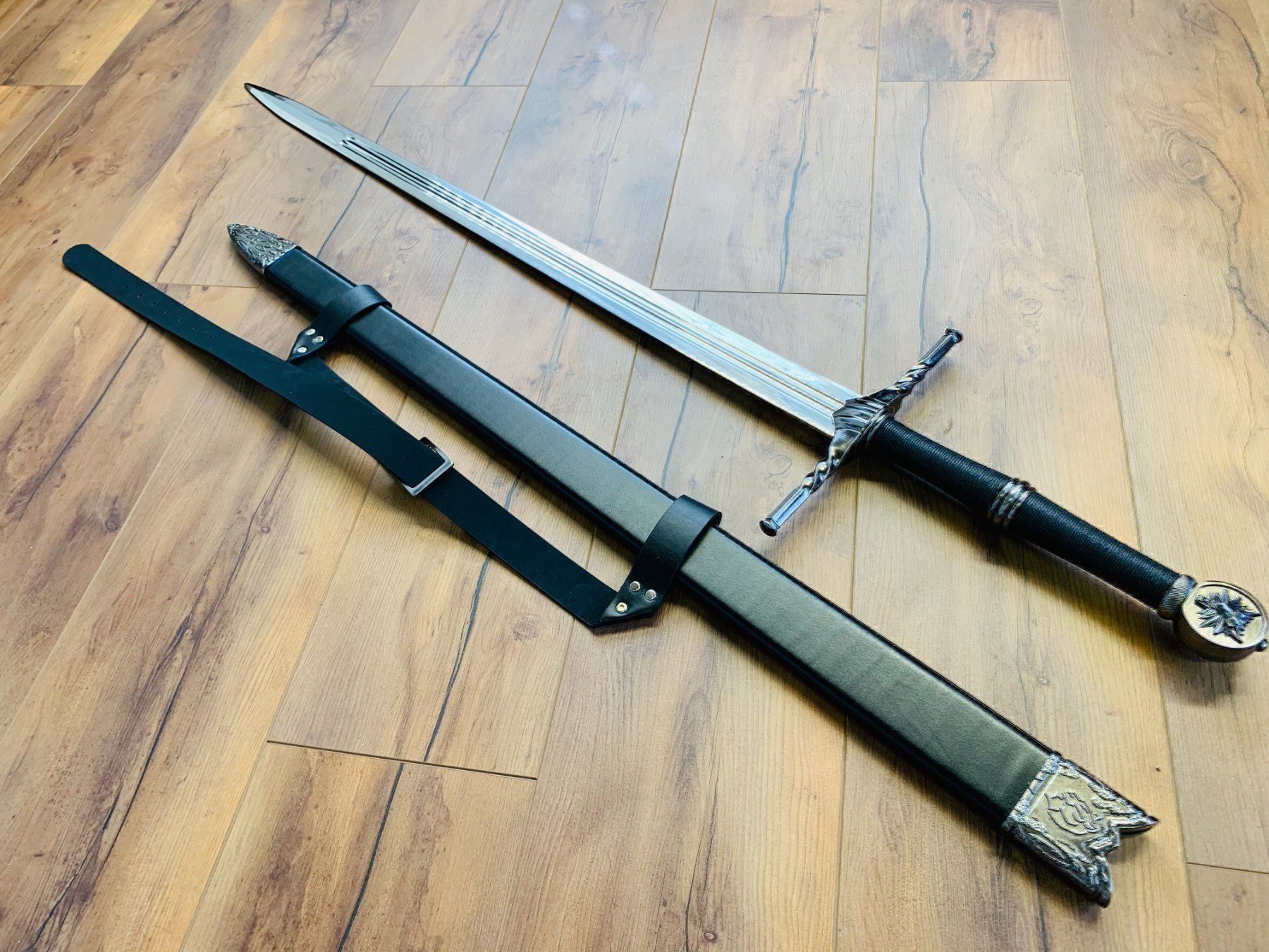Altre raccolte & rarità: The Witcher Hunt SCHWERT Stahl 130cm – Nuovo e nell'imballaggio originale da Bergdietikon venduto da shopAgent