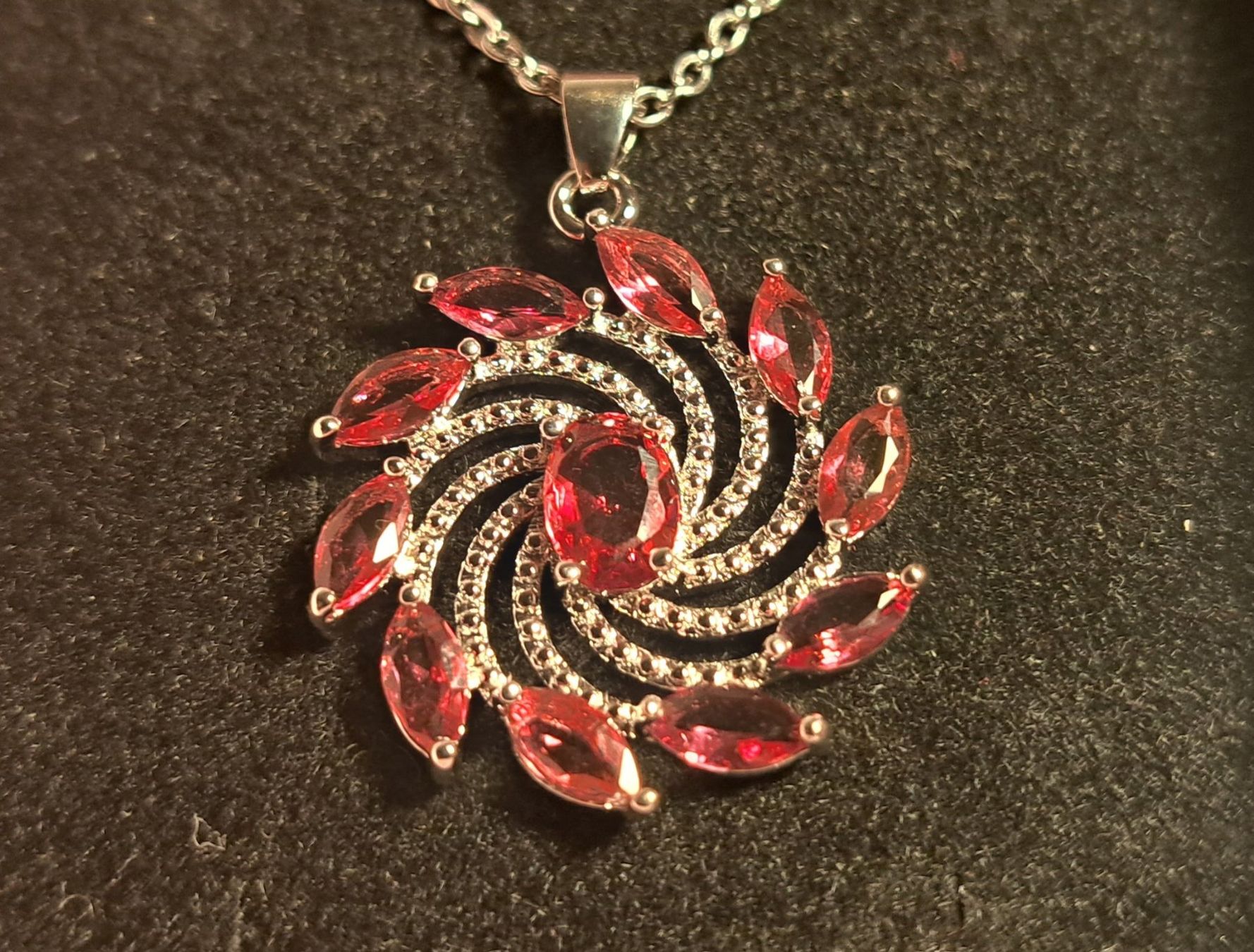 Ketten: Collier avec pendentif fleur en zircon – Neu und originalverpackt aus St-Imier von supernova21