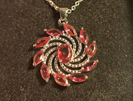 Collier avec pendentif fleur en zircon