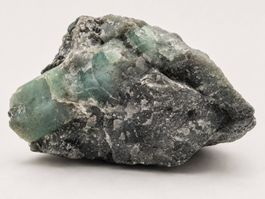Smaragd roh in Muttergestein (91)