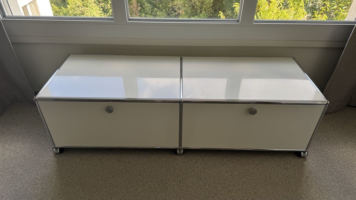 USM Meubles TV: USM Lowboard Reinweiss – D'occasion à Niederhasli par Palmier83400
