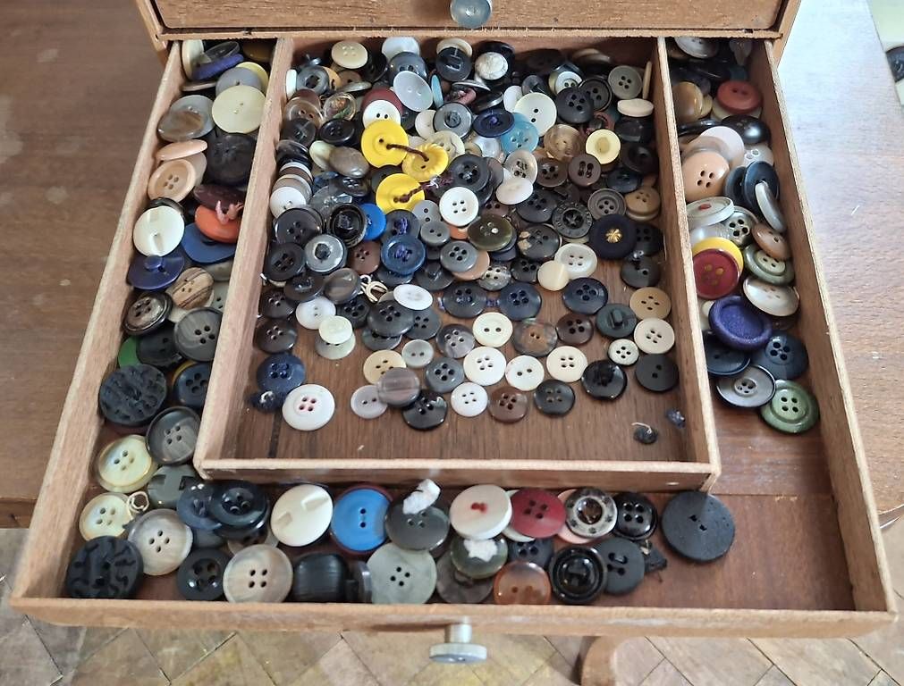 Giochi: Grosse Knopfsammlung mit Holzbox & Musterordner – Usato da Rüti ZH venduto da Liliane_market 6