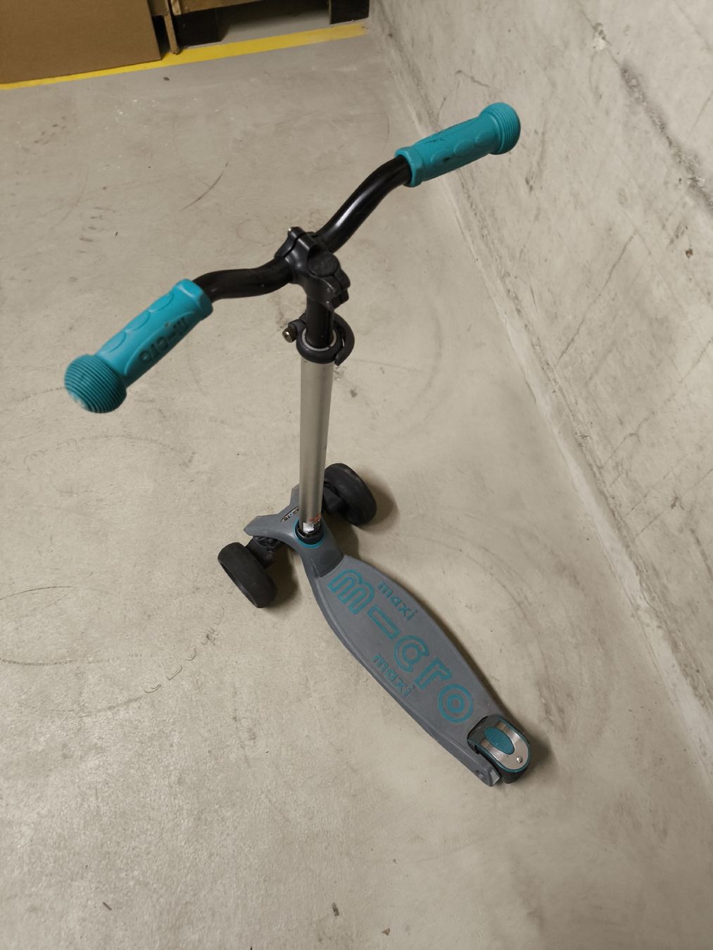 Micro Kickboard: Trotti Maxi Micro Deluxe Pro Roller in Grau/Aqua Blau – Usato da Thayngen venduto da oliveira31 1