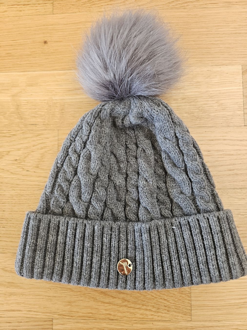 Guess Copricapi, berretti & cappellini: Bonnet Guess gris avec pompon, neuf – Nuovo e nell'imballaggio originale da Morges venduto da Mlle_Croft_91
