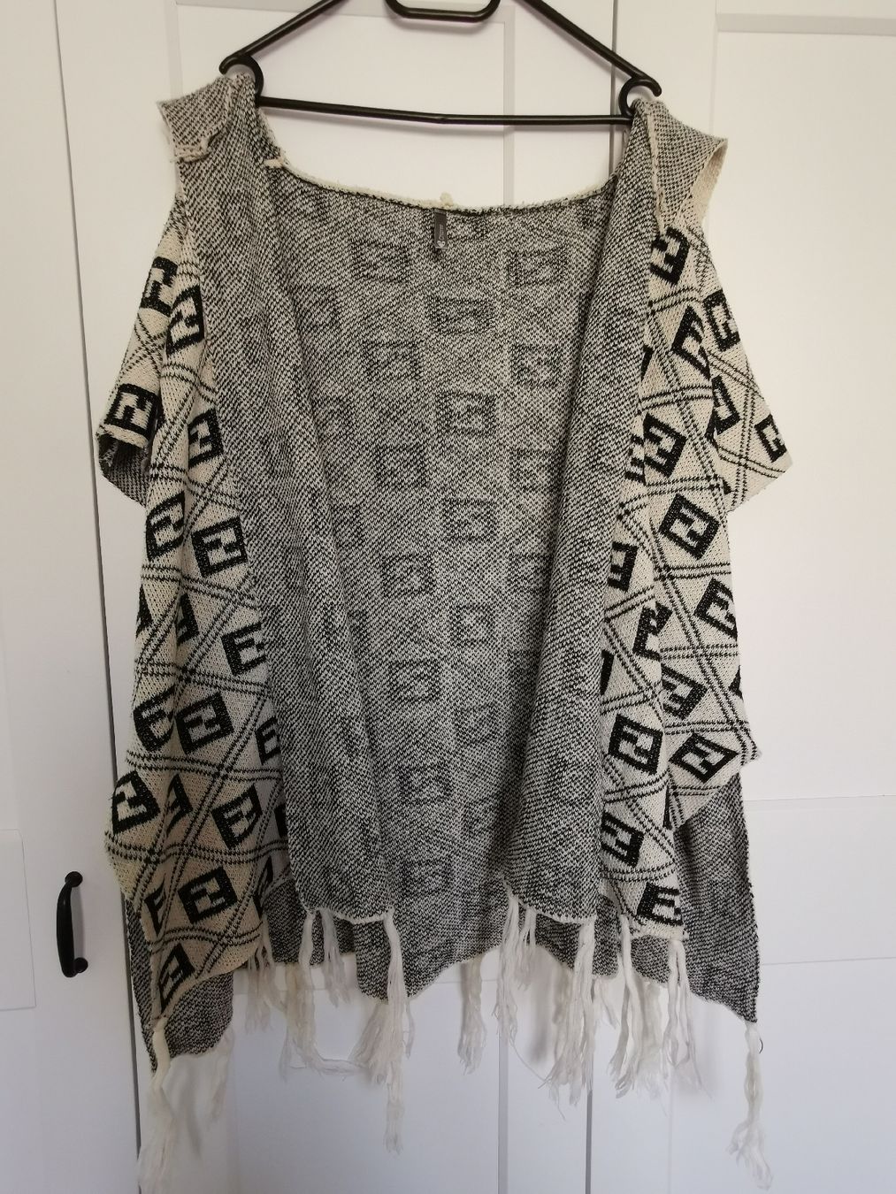 Sonstige Kleidung & Accessoires: Poncho mit Musterung – Neu (gemäss Beschreibung) aus Zürich von Immoertel 2