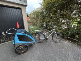 Tour de Suisse Fahrrad mit Thule Anhänger 