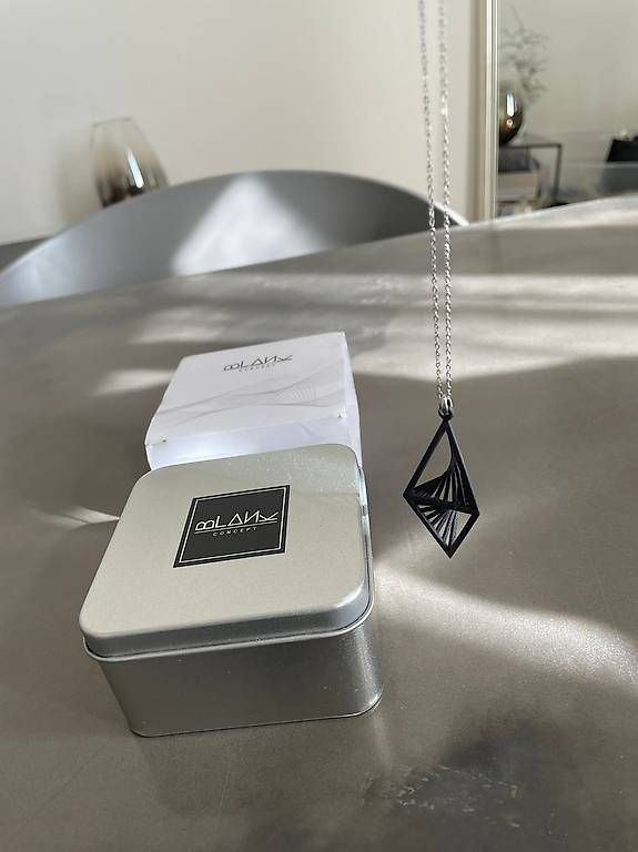 Ketten: Triangular Rhombus Necklace – Neu (gemäss Beschreibung) aus Lausanne von generation 1