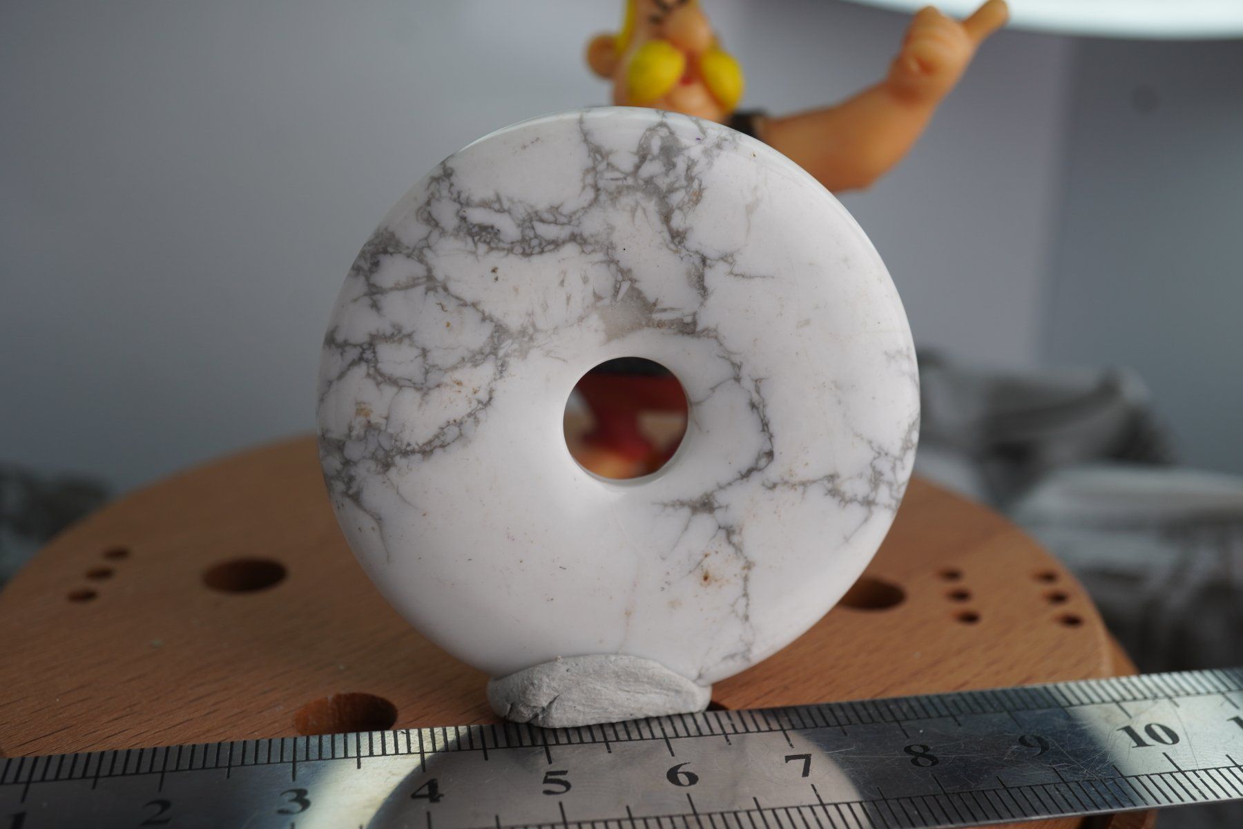 Minéraux & Lithothérapie: Howlith    Pi Scheibe ca50mm   Ab 1.-(1) – Neuf avec emballage d'origine à Eschenbach SG par topstone 3