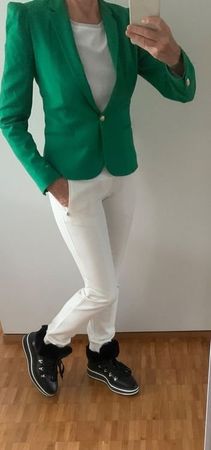 Der Blazer ist in der Farbe Grün verfügbar