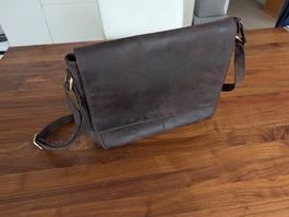 Sac bandulière en cuire brun de très bonne qualité